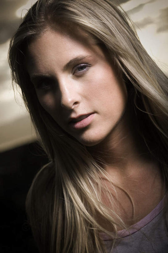 西方人,脸,头,脸颊,头发,一个人,笑,微笑,竖图,室外,特写,白天,正面,日落,欧洲,欧洲人,仅一个年轻女性,仅一个女性,仅一个人,阴影,服装,光线,影子,晚霞,霞光,落日,注视,休闲装,衣服,黄色,阳光,黄昏,观察,看,休闲,休闲服,彩霞,服饰,观看,察看,关注,夕照,年轻女性,女人,女性,白种人,头部,长发,直发,脸部,脸蛋,面部,夕阳,半身,彩图,斜阳