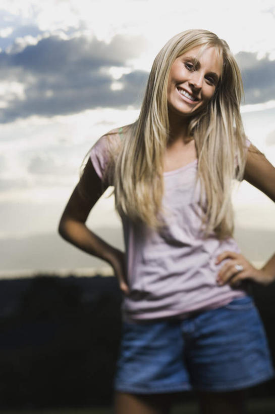 西方人,一个人,站,笑,微笑,露齿笑,竖图,室外,白天,正面,日落,欧洲,欧洲人,仅一个年轻女性,仅一个女性,仅一个人,阴影,服装,裤子,光线,影子,晚霞,霞光,落日,注视,牛仔裤,休闲装,手叉腰,衣服,阳光,黄昏,叉腰,观察,看,站着,休闲,休闲服,彩霞,服饰,观看,察看,双手叉腰,关注,夕照,年轻女性,女人,女性,白种人,夕阳,站立,半身,彩图,斜阳