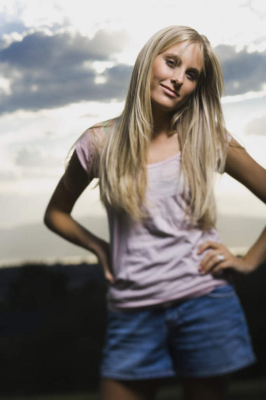 西方人,一个人,站,笑,微笑,竖图,室外,白天,正面,日落,欧洲,欧洲人,仅一个年轻女性,仅一个女性,仅一个人,阴影,服装,裤子,光线,影子,晚霞,霞光,落日,注视,牛仔裤,休闲装,手叉腰,衣服,阳光,黄昏,叉腰,观察,看,站着,休闲,休闲服,彩霞,服饰,观看,察看,双手叉腰,关注,夕照,年轻女性,女人,女性,白种人,夕阳,站立,半身,彩图,斜阳