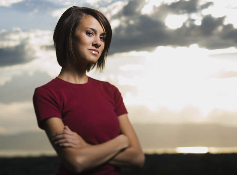 西方人,一个人,站,笑,双手交叉,微笑,横图,室外,白天,正面,日落,欧洲,欧洲人,仅一个年轻女性,仅一个女性,仅一个人,阴影,服装,光线,影子,晚霞,霞光,落日,注视,休闲装,衣服,红色,阳光,黄昏,观察,看,站着,休闲,休闲服,彩霞,服饰,观看,察看,双手抱胸,关注,夕照,年轻女性,女人,女性,白种人,夕阳,站立,半身,彩图,斜阳