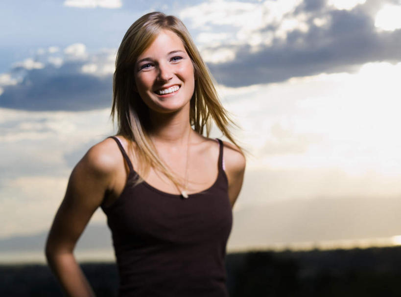 西方人,一个人,站,笑,微笑,露齿笑,横图,室外,白天,正面,日落,吊带,欧洲,欧洲人,仅一个年轻女性,仅一个女性,仅一个人,阴影,服装,光线,影子,晚霞,霞光,落日,棕色,注视,吊带衫,衣服,阳光,黄昏,观察,看,站着,彩霞,服饰,观看,察看,衣着,穿着,关注,衣饰,夕照,年轻女性,女人,女性,白种人,夕阳,站立,半身,彩图,斜阳