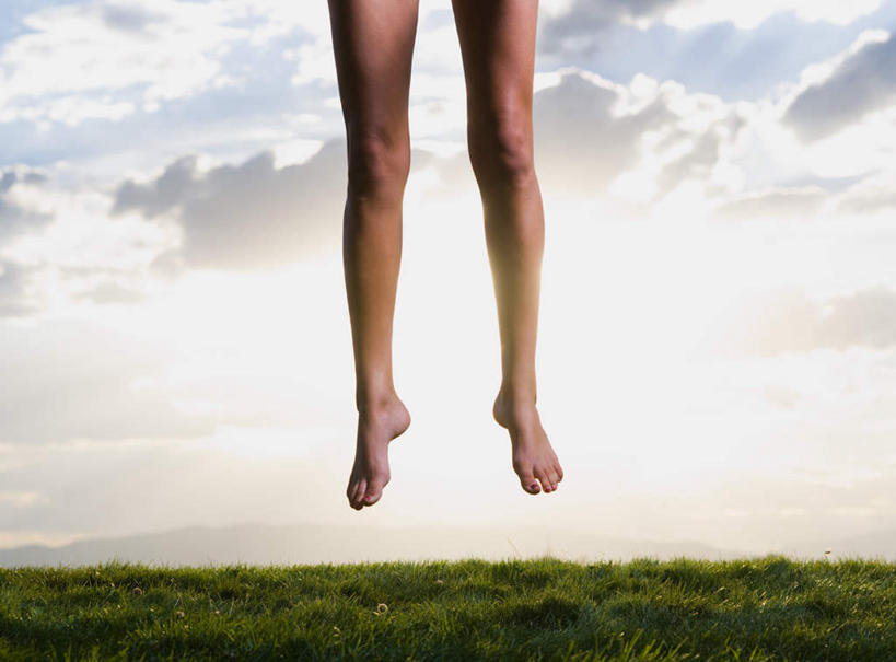 西方人,腿部,脚,脚趾,脚趾甲,腿,一个人,跳,横图,室外,白天,正面,日落,欧洲,欧洲人,仅一个年轻女性,仅一个女性,仅一个人,阴影,光线,影子,地平线,晚霞,霞光,落日,辽阔,地面,半空,光脚,阳光,黄昏,广阔,赤脚,彩霞,一望无际,延伸,天地相交,无边无际,一马平川,夕照,年轻女性,女人,女性,白种人,脚指甲,夕阳,跳跃,半身,彩图,斜阳