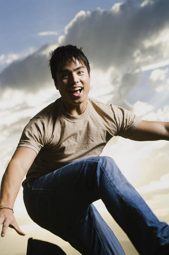 东方人,一个人,跳,伸展双臂,笑,微笑,露齿笑,竖图,室外,白天,仰视,日落,亚洲,仅一个男性,仅一个人,阴影,服装,裤子,光线,影子,晚霞,霞光,落日,半空,注视,牛仔裤,休闲装,黄种人,仅一个年轻男性,衣服,阳光,黄昏,观察,看,休闲,休闲服,彩霞,服饰,观看,察看,关注,夕照,男人,男性,年轻男性,亚洲人,夕阳,敞开双臂,伸开双臂,跳跃,展开双肩,张开手臂,张开双臂,半身,彩图,低角度拍摄,斜阳