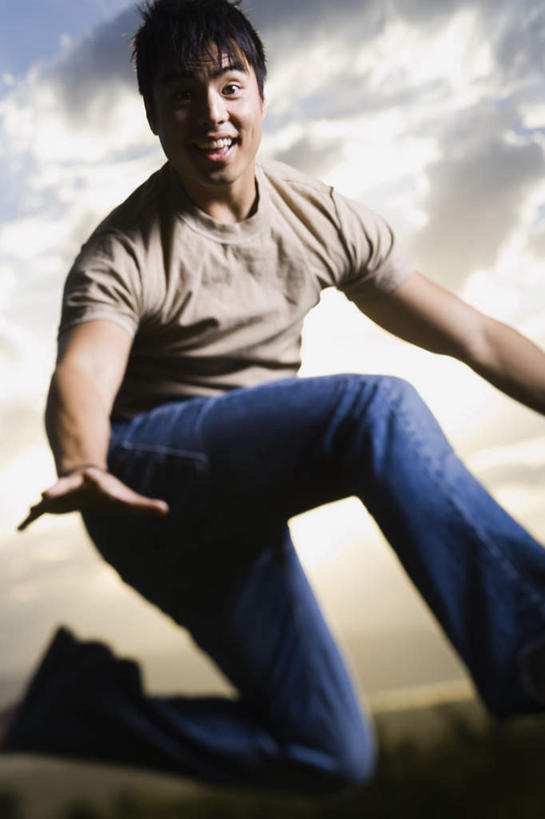 东方人,一个人,跳,伸展双臂,笑,微笑,露齿笑,竖图,室外,白天,仰视,日落,亚洲,仅一个男性,仅一个人,阴影,服装,裤子,光线,影子,晚霞,霞光,落日,半空,注视,牛仔裤,休闲装,黄种人,仅一个年轻男性,衣服,阳光,黄昏,观察,看,休闲,休闲服,彩霞,服饰,观看,察看,关注,夕照,男人,男性,年轻男性,亚洲人,夕阳,敞开双臂,伸开双臂,跳跃,展开双肩,张开手臂,张开双臂,半身,彩图,低角度拍摄,斜阳