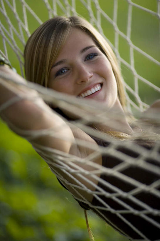 西方人,一个人,躺,笑,微笑,露齿笑,竖图,室外,白天,正面,草地,草坪,植物,床,吊床,吊带,欧洲,欧洲人,仅一个年轻女性,仅一个女性,仅一个人,吊挂,悬挂,服装,朦胧,模糊,挂,注视,吊带衫,草,衣服,绿色,黑色,观察,看,享受,服饰,观看,察看,衣着,安逸,穿着,关注,衣饰,安适,清闲,卧着,年轻女性,女人,女性,白种人,躺着,卧,半身,彩图