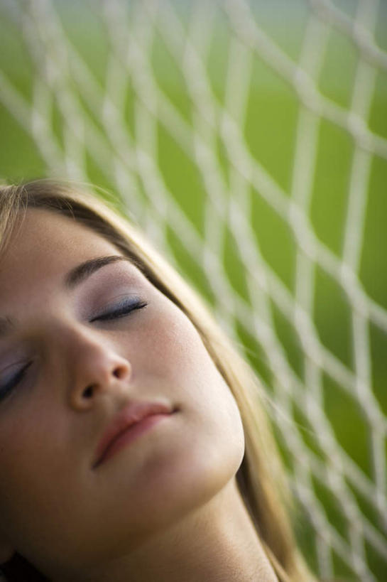 西方人,脸,头,脸颊,头发,一个人,躺,闭眼,睡,竖图,俯视,室外,特写,白天,草地,草坪,植物,床,吊床,欧洲,欧洲人,仅一个年轻女性,仅一个女性,仅一个人,吊挂,悬挂,朦胧,模糊,挂,草,黄色,绿色,享受,安逸,安适,清闲,卧着,年轻女性,女人,女性,白种人,头部,长发,直发,脸部,脸蛋,面部,闭眼睛,闭着眼,闭着眼睛,困,困觉,寝息,睡觉,躺着,卧,半身,彩图,高角度拍摄