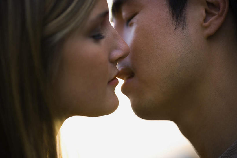 西方人,脸,头,脸颊,头发,两个人,闭眼,吻,横图,室外,特写,白天,侧面,爱情,欧洲,欧洲人,阴影,光线,影子,浪漫,黄色,阳光,温暖,温馨,恩爱,恋人,和睦,男人,男性,年轻男性,年轻女性,女人,女性,白种人,头部,长发,直发,脸部,脸蛋,面部,情侣,闭眼睛,闭着眼,闭着眼睛,接吻,亲,亲吻,亲嘴,半身,彩图,伴侣,融洽