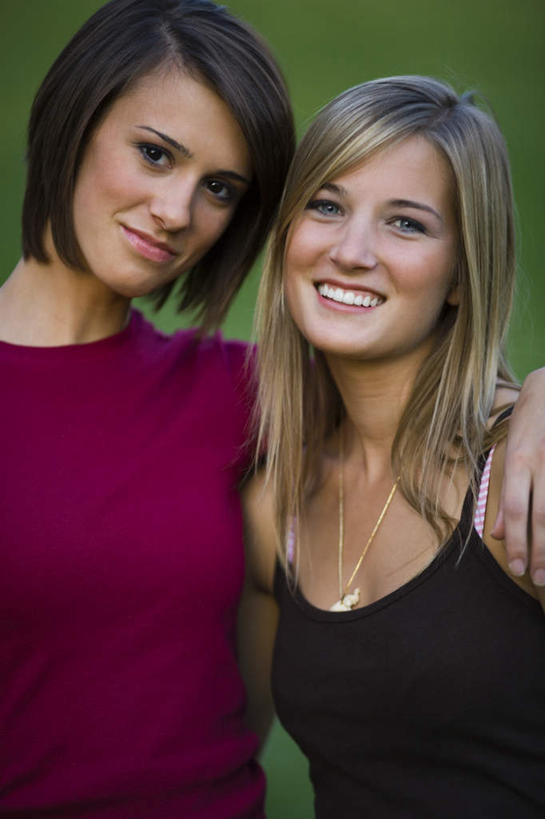 西方人,两个人,伙伴,朋友,站,抱,笑,微笑,露齿笑,竖图,室外,白天,正面,友谊,草地,草坪,植物,吊带,欧洲,欧洲人,服装,朦胧,模糊,注视,吊带衫,休闲装,草,衣服,红色,绿色,黑色,观察,看,站着,休闲,休闲服,服饰,抱着,观看,察看,搂着,关注,友情,年轻女性,女人,女性,白种人,怀抱,搂,搂抱,相抱,拥抱,站立,半身,彩图