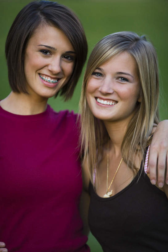 西方人,两个人,伙伴,朋友,站,抱,笑,微笑,露齿笑,竖图,室外,白天,正面,友谊,草地,草坪,植物,吊带,欧洲,欧洲人,服装,朦胧,模糊,注视,吊带衫,休闲装,草,衣服,红色,绿色,黑色,观察,看,站着,休闲,休闲服,服饰,抱着,观看,察看,搂着,关注,友情,年轻女性,女人,女性,白种人,怀抱,搂,搂抱,相抱,拥抱,站立,半身,彩图