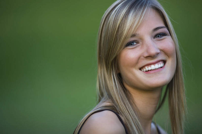 西方人,脸,头,脸颊,头发,一个人,笑,微笑,露齿笑,横图,室外,特写,白天,侧面,草地,草坪,植物,吊带,欧洲,欧洲人,仅一个年轻女性,仅一个女性,仅一个人,服装,朦胧,模糊,注视,吊带衫,肩膀,草,衣服,黄色,绿色,黑色,观察,看,服饰,观看,察看,衣着,穿着,关注,衣饰,年轻女性,女人,女性,白种人,头部,长发,直发,脸部,脸蛋,面部,半身,彩图