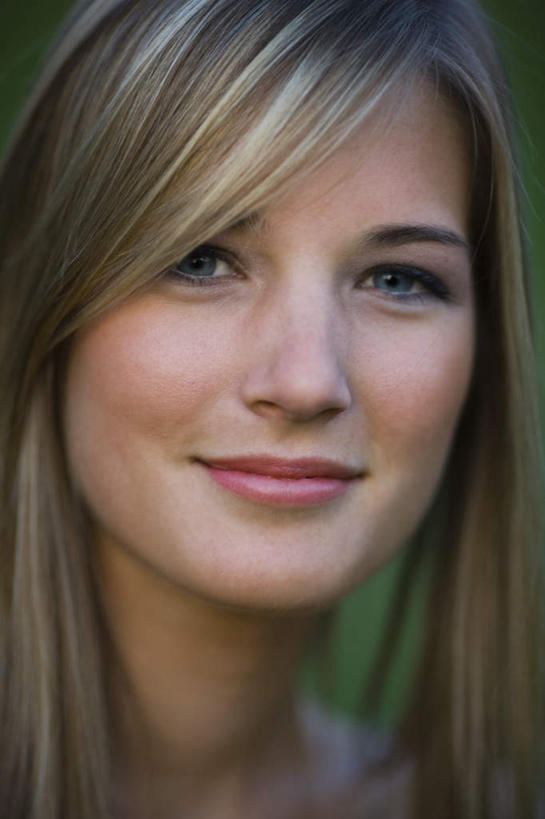 西方人,脸,头,脸颊,头发,一个人,笑,微笑,露齿笑,竖图,室外,特写,白天,正面,草地,草坪,植物,欧洲,欧洲人,仅一个年轻女性,仅一个女性,仅一个人,朦胧,模糊,注视,肩膀,草,黄色,绿色,观察,看,观看,察看,关注,年轻女性,女人,女性,白种人,头部,长发,直发,脸部,脸蛋,面部,半身,彩图