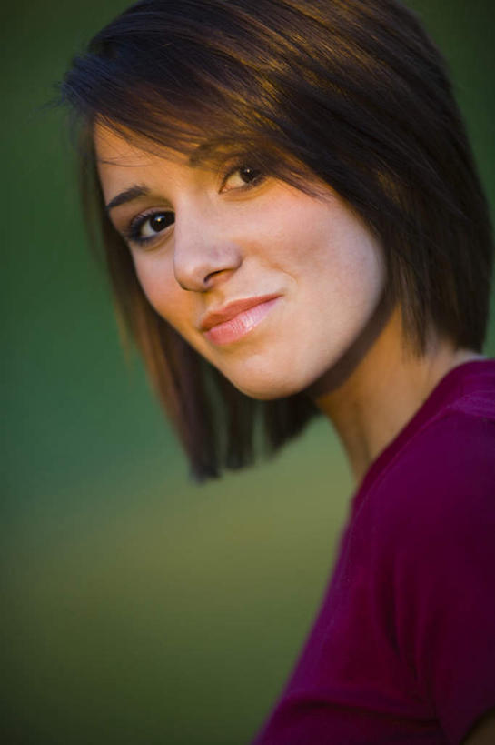 西方人,脸,头,脸颊,脖子,头发,一个人,笑,微笑,竖图,室外,特写,白天,侧面,草地,草坪,植物,欧洲,欧洲人,仅一个年轻女性,仅一个女性,仅一个人,服装,朦胧,模糊,棕色,扭头,注视,休闲装,肩膀,草,衣服,红色,绿色,观察,看,转头,休闲,休闲服,服饰,观看,察看,关注,年轻女性,女人,女性,白种人,头部,直发,脖,颈,颈部,脸部,脸蛋,面部,半身,彩图,短发