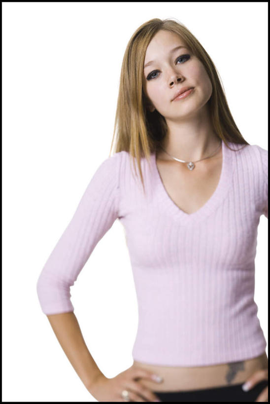 西方人,一个人,站,笑,微笑,竖图,室内,白天,白色背景,正面,欧洲,欧洲人,仅一个年轻女性,仅一个女性,仅一个人,服装,注视,休闲装,手叉腰,衣服,粉色,叉腰,观察,看,站着,休闲,休闲服,摄影,服饰,影棚,观看,察看,双手叉腰,关注,年轻女性,女人,女性,白种人,站立,半身,彩图,影棚拍摄,拍摄