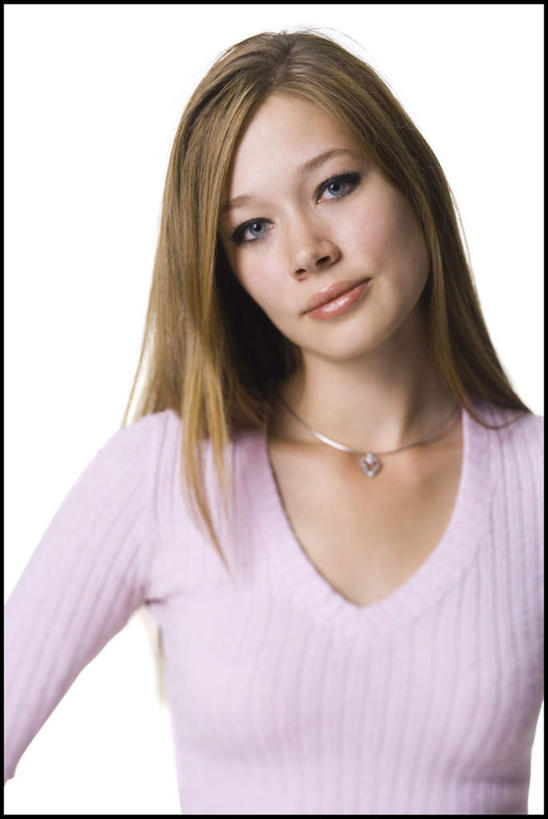 西方人,一个人,站,笑,微笑,竖图,室内,白天,白色背景,正面,欧洲,欧洲人,仅一个年轻女性,仅一个女性,仅一个人,服装,注视,休闲装,手叉腰,衣服,粉色,叉腰,观察,看,站着,休闲,休闲服,摄影,服饰,影棚,观看,察看,双手叉腰,关注,年轻女性,女人,女性,白种人,站立,半身,彩图,影棚拍摄,拍摄