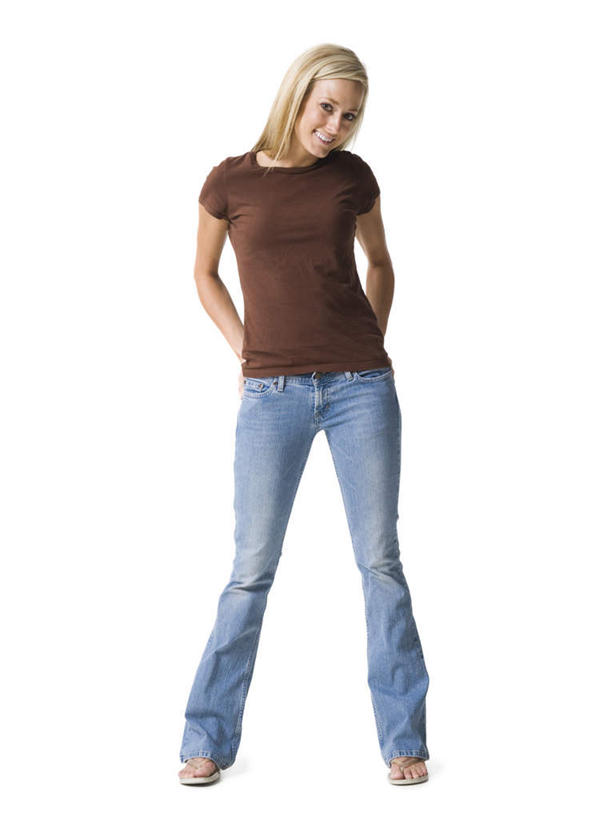 西方人,一个人,站,笑,微笑,露齿笑,竖图,室内,白天,白色背景,正面,欧洲,欧洲人,仅一个年轻女性,仅一个女性,仅一个人,服装,裤子,棕色,注视,牛仔裤,休闲装,衣服,观察,看,站着,休闲,休闲服,摄影,服饰,影棚,观看,察看,关注,背手,年轻女性,女人,女性,白种人,站立,彩图,全身,影棚拍摄,拍摄