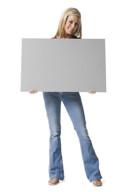 西方人,一个人,站,笑,微笑,露齿笑,竖图,室内,白天,白色背景,正面,指示牌,欧洲,欧洲人,仅一个年轻女性,仅一个女性,仅一个人,一块,握,服装,裤子,棕色,拿,拿着,注视,牛仔裤,休闲装,标识,标记,衣服,灰色,观察,看,站着,休闲,休闲服,握着,摄影,服饰,影棚,观看,察看,关注,表记,标帜,年轻女性,女人,女性,白种人,站立,彩图,全身,影棚拍摄,拍摄