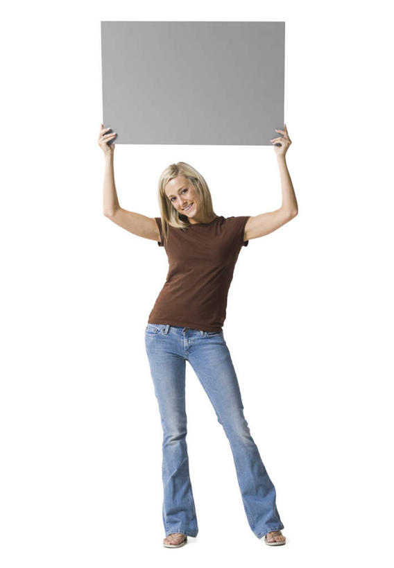 西方人,一个人,站,举,笑,微笑,露齿笑,竖图,室内,白天,白色背景,正面,指示牌,欧洲,欧洲人,仅一个年轻女性,仅一个女性,仅一个人,一块,握,服装,裤子,棕色,拿,拿着,注视,牛仔裤,休闲装,标识,标记,衣服,灰色,观察,看,托,站着,休闲,休闲服,握着,摄影,服饰,影棚,观看,察看,关注,表记,标帜,年轻女性,女人,女性,白种人,举起,举手,举着,向上举,向上伸,向上托,站立,彩图,全身,影棚拍摄,拍摄
