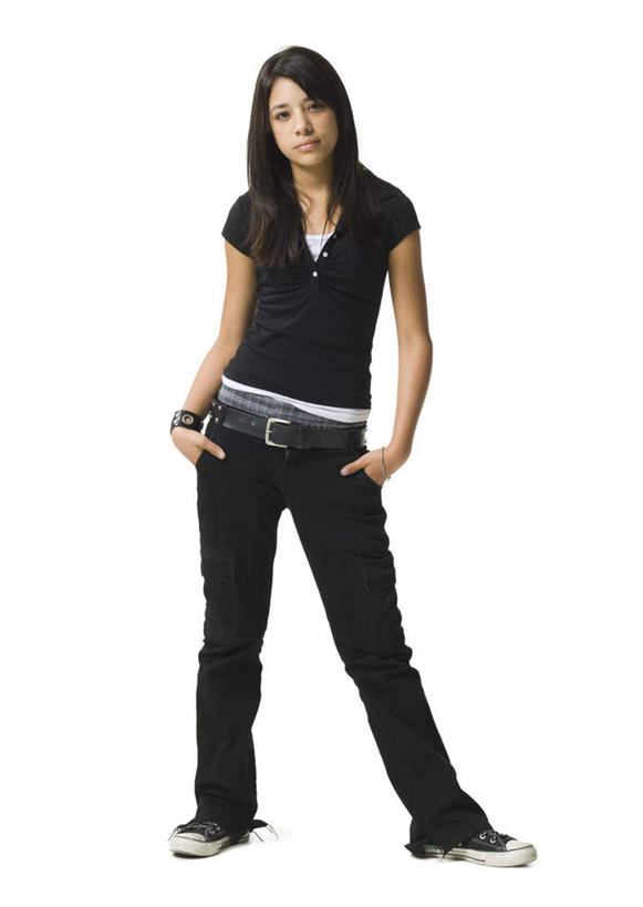 西方人,一个人,站,笑,微笑,竖图,室内,白天,白色背景,正面,欧洲,欧洲人,仅一个年轻女性,仅一个女性,仅一个人,服装,裤子,注视,牛仔裤,休闲装,腰带,装饰品,衣服,黑色,饰品,手链,首饰,观察,看,站着,休闲,休闲服,摄影,服饰,手镯,影棚,观看,皮带,察看,双手插袋,关注,手插袋,镯子,配饰,双手抄兜,双手放兜,裤带,年轻女性,女人,女性,白种人,插兜,两手抄兜,两手放兜,手插兜,手放口袋,站立,彩图,全身,影棚拍摄,拍摄,手抄兜