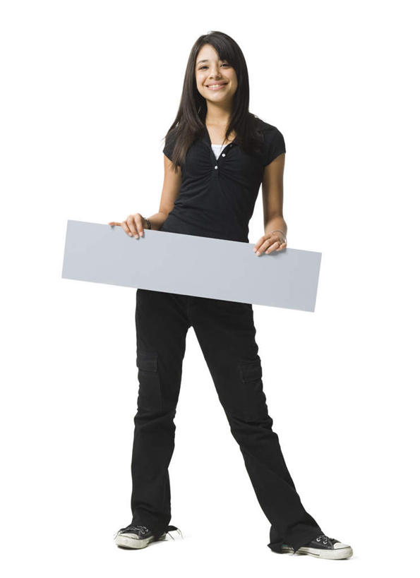 西方人,一个人,站,笑,微笑,露齿笑,竖图,室内,白天,白色背景,正面,指示牌,欧洲,欧洲人,仅一个年轻女性,仅一个女性,仅一个人,一块,握,服装,裤子,拿,拿着,注视,牛仔裤,休闲装,标识,标记,装饰品,衣服,黑色,灰色,饰品,手链,首饰,观察,看,站着,休闲,休闲服,握着,摄影,服饰,手镯,影棚,观看,察看,关注,镯子,表记,标帜,年轻女性,女人,女性,白种人,站立,彩图,全身,影棚拍摄,拍摄