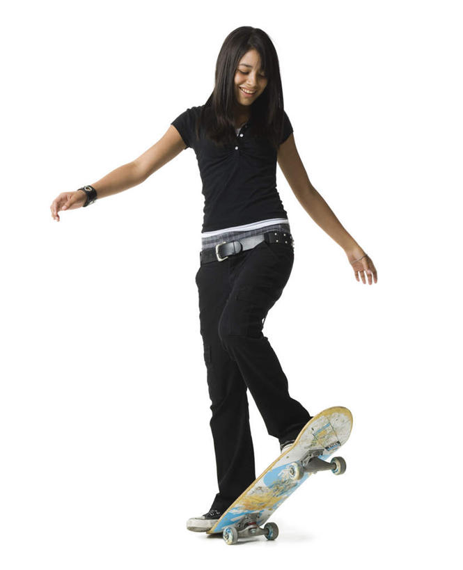 西方人,一个人,站,伸展双臂,竖图,室内,白天,白色背景,正面,锻炼,运动,欧洲,欧洲人,仅一个年轻女性,仅一个女性,仅一个人,服装,裤子,注视,牛仔裤,休闲装,极限运动,装饰品,衣服,黑色,饰品,手链,首饰,观察,看,站着,休闲,休闲服,摄影,服饰,手镯,影棚,滑板,观看,察看,关注,镯子,体育,年轻女性,女人,女性,白种人,敞开双臂,伸开双臂,展开双肩,站立,张开手臂,张开双臂,彩图,全身,影棚拍摄,健身,拍摄,滑板运动