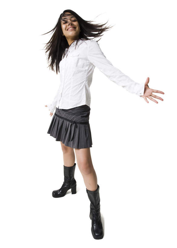 西方人,一个人,站,伸展双臂,笑,微笑,露齿笑,竖图,室内,白天,白色背景,正面,裙子,欧洲,欧洲人,仅一个年轻女性,仅一个女性,仅一个人,服装,注视,休闲装,衣服,白色,黑色,观察,看,站着,休闲,休闲服,短裙,摄影,服饰,影棚,观看,半身裙,察看,关注,年轻女性,女人,女性,白种人,敞开双臂,伸开双臂,展开双肩,站立,张开手臂,张开双臂,彩图,全身,影棚拍摄,拍摄