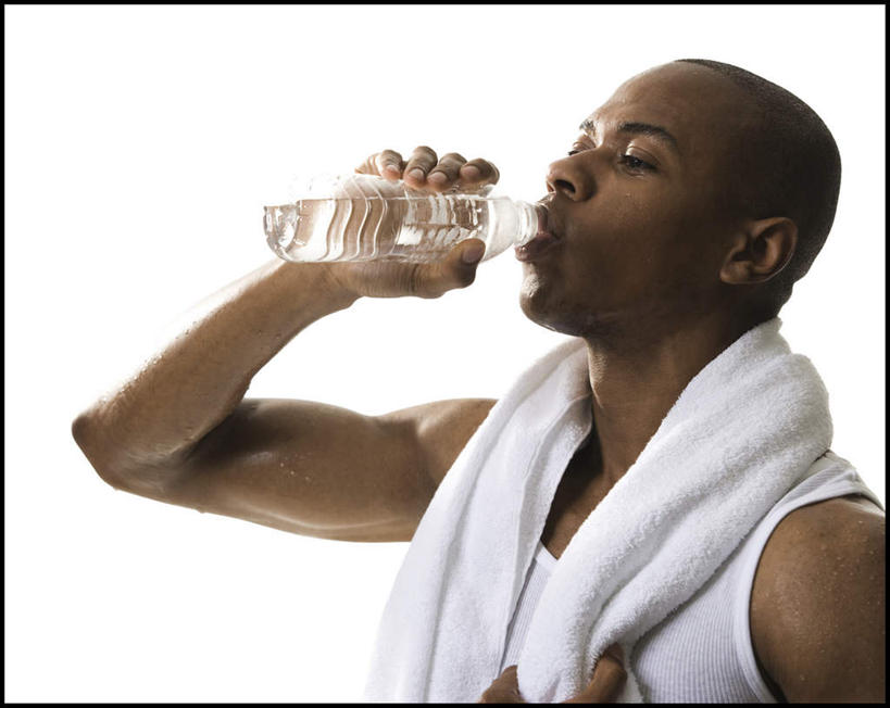 西方人,脸,头,脸颊,手,秃头,一个人,站,横图,室内,白天,白色背景,正面,水,欧洲,非洲,黑人,欧洲人,双手,仅一个男性,仅一个人,喝,握,服装,背心,纺织物,液体,拿,拿着,注视,饮用水,仅一个年轻男性,一个,衣服,白色,瓶子,塑料制品,毛巾,矿泉水,观察,看,清洁,站着,手部,塑料瓶,握着,摄影,服饰,影棚,单个,观看,保暖,察看,衣着,穿着,关注,蒸馏水,透气,防水,衣饰,储水,耐磨,吸水,男人,男性,年轻男性,非洲人,头部,光头,无发,脸部,脸蛋,面部,站立,半身,彩图,影棚拍摄,拍摄