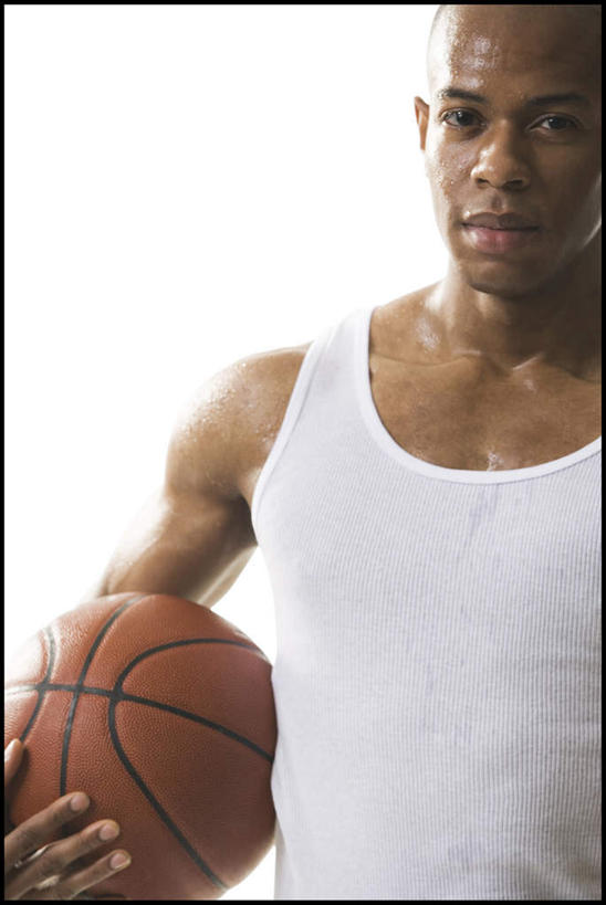 西方人,一个人,站,竖图,室内,白天,白色背景,正面,篮球,欧洲,非洲,黑人,欧洲人,仅一个男性,仅一个人,握,服装,背心,篮球装备,拿,拿着,注视,运动器械,仅一个年轻男性,一个,衣服,白色,观察,看,站着,健身器械,握着,摄影,服饰,影棚,单个,观看,察看,衣着,穿着,关注,健身器材,篮球运动,衣饰,男人,男性,年轻男性,非洲人,站立,半身,彩图,影棚拍摄,拍摄,运动器材