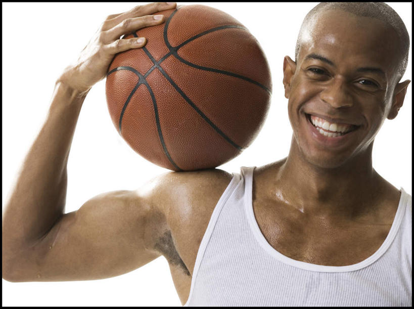 西方人,脸,头,脸颊,手,秃头,一个人,站,笑,微笑,露齿笑,横图,室内,特写,白天,白色背景,正面,篮球,欧洲,非洲,黑人,欧洲人,仅一个男性,仅一个人,握,服装,背心,篮球装备,拿,拿着,注视,运动器械,肩膀,仅一个年轻男性,一个,衣服,白色,观察,看,站着,手部,健身器械,握着,摄影,服饰,影棚,单个,观看,单手,察看,衣着,穿着,关注,健身器材,篮球运动,衣饰,男人,男性,年轻男性,非洲人,头部,光头,无发,脸部,脸蛋,面部,站立,半身,彩图,影棚拍摄,拍摄,运动器材