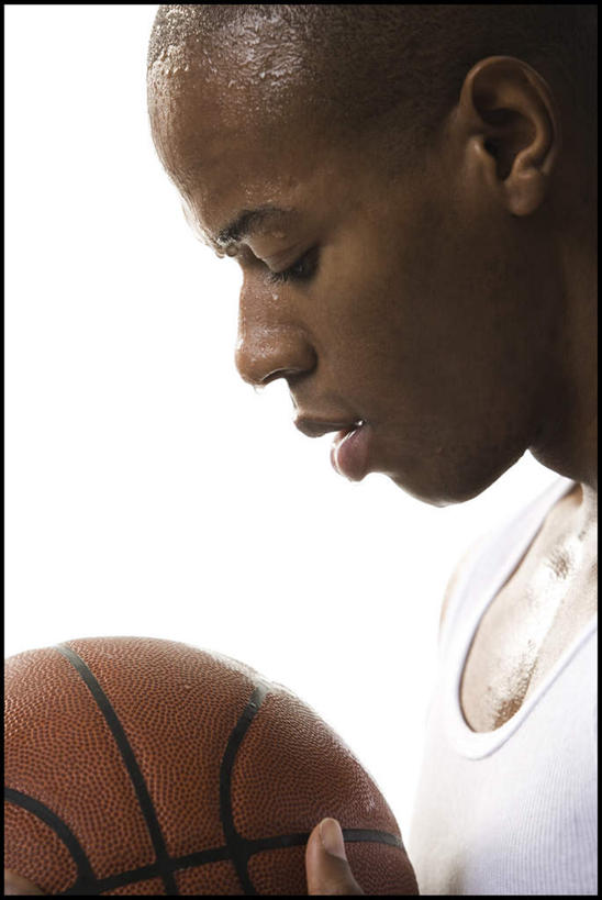 西方人,脸,头,脸颊,秃头,一个人,闭眼,竖图,室内,特写,白天,白色背景,侧面,篮球,欧洲,非洲,黑人,欧洲人,仅一个男性,仅一个人,服装,背心,篮球装备,运动器械,仅一个年轻男性,一个,衣服,白色,低头,健身器械,摄影,服饰,影棚,单个,衣着,穿着,健身器材,篮球运动,垂头,衣饰,男人,男性,年轻男性,非洲人,头部,光头,无发,脸部,脸蛋,面部,闭眼睛,闭着眼,闭着眼睛,半身,彩图,影棚拍摄,拍摄,运动器材