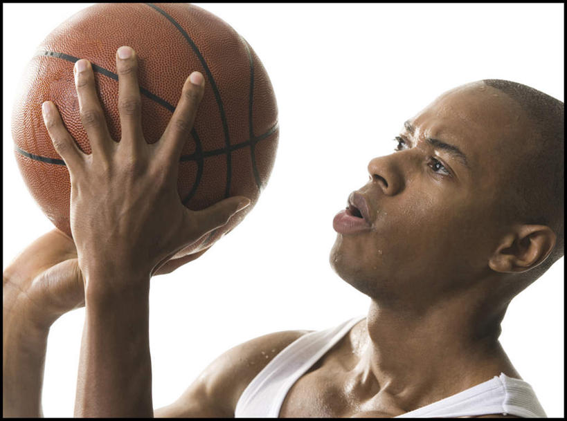 西方人,脸,头,脸颊,手,一个人,投,举,横图,室内,特写,白天,白色背景,侧面,篮球,欧洲,非洲,黑人,欧洲人,双手,仅一个男性,仅一个人,握,服装,背心,篮球装备,拿,拿着,注视,运动器械,肩膀,仅一个年轻男性,一个,衣服,白色,观察,看,托,手部,健身器械,握着,摄影,服饰,影棚,单个,观看,察看,衣着,穿着,关注,健身器材,篮球运动,衣饰,男人,男性,年轻男性,非洲人,头部,脸部,脸蛋,面部,举起,举手,举着,抛,扔,撒,向上举,向上伸,向上托,掷,半身,彩图,影棚拍摄,拍摄,运动器材