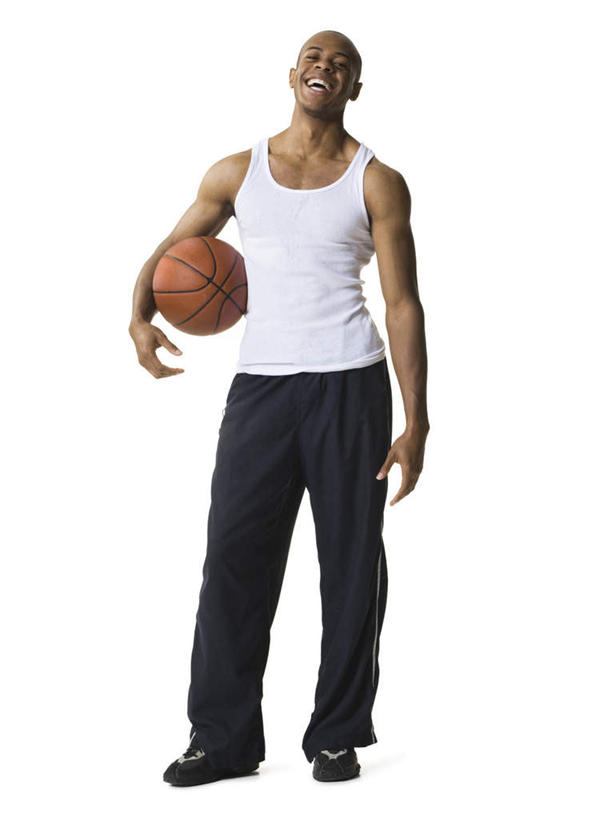 西方人,一个人,站,笑,微笑,露齿笑,竖图,室内,白天,白色背景,正面,篮球,欧洲,非洲,黑人,欧洲人,仅一个男性,仅一个人,服装,背心,篮球装备,注视,运动器械,仅一个年轻男性,一个,衣服,白色,观察,看,站着,健身器械,摄影,服饰,影棚,单个,观看,察看,衣着,穿着,关注,健身器材,篮球运动,衣饰,男人,男性,年轻男性,非洲人,站立,彩图,全身,影棚拍摄,拍摄,运动器材