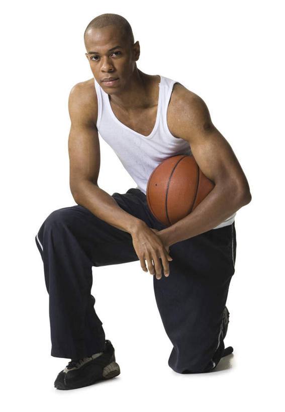 西方人,一个人,蹲,笑,微笑,露齿笑,竖图,室内,白天,白色背景,正面,篮球,欧洲,非洲,黑人,欧洲人,仅一个男性,仅一个人,服装,背心,篮球装备,注视,运动器械,仅一个年轻男性,一个,衣服,白色,观察,看,健身器械,摄影,服饰,影棚,单个,观看,察看,衣着,穿着,关注,健身器材,篮球运动,衣饰,男人,男性,年轻男性,非洲人,蹲着,彩图,全身,影棚拍摄,拍摄,运动器材