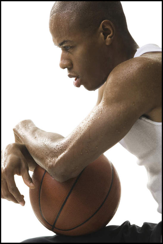 西方人,脸,头,脸颊,手,秃头,一个人,竖图,室内,特写,白天,白色背景,侧面,篮球,欧洲,非洲,黑人,欧洲人,双手,仅一个男性,仅一个人,服装,背心,篮球装备,注视,运动器械,仅一个年轻男性,一个,衣服,白色,观察,看,手部,健身器械,摄影,服饰,影棚,单个,观看,察看,衣着,穿着,关注,健身器材,篮球运动,衣饰,男人,男性,年轻男性,非洲人,头部,光头,无发,脸部,脸蛋,面部,半身,彩图,影棚拍摄,拍摄,运动器材