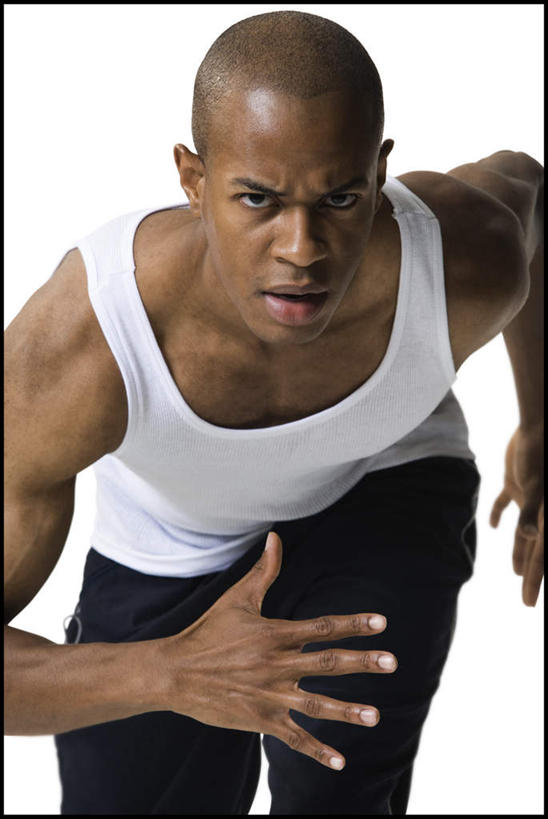 西方人,一个人,跑,竖图,室内,白天,白色背景,正面,锻炼,运动,欧洲,非洲,黑人,欧洲人,仅一个男性,仅一个人,服装,裤子,背心,注视,仅一个年轻男性,衣服,白色,黑色,观察,看,摄影,服饰,影棚,观看,察看,衣着,穿着,关注,衣饰,体育,男人,男性,年轻男性,非洲人,跑步,半身,彩图,影棚拍摄,健身,拍摄