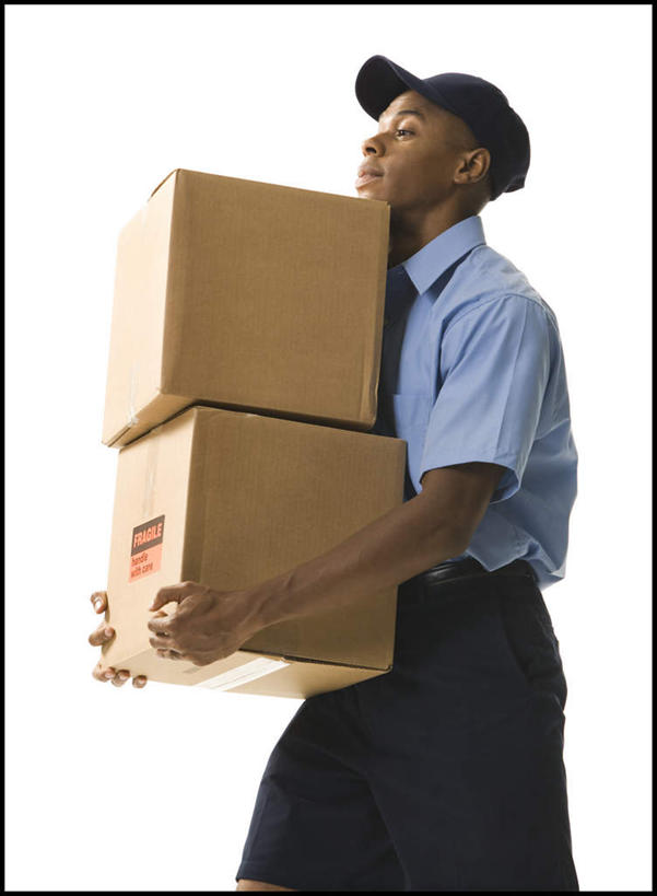 西方人,一个人,站,搬运,竖图,室内,白天,白色背景,侧面,工作服,制服,帽子,欧洲,非洲,黑人,欧洲人,仅一个男性,仅一个人,包装,纸箱,注视,运动帽,仅一个年轻男性,两个,蓝色,容器,箱子,观察,看,站着,快递员,鸭舌帽,摄影,影棚,观看,察看,关注,纸板箱,快递,速递,包装箱,工作制服,男人,男性,年轻男性,非洲人,搬,站立,半身,彩图,影棚拍摄,工作套服,拍摄