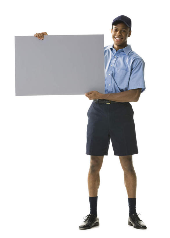 西方人,一个人,站,笑,微笑,露齿笑,竖图,室内,白天,白色背景,正面,工作服,制服,指示牌,帽子,欧洲,非洲,黑人,欧洲人,仅一个男性,仅一个人,握,拿,拿着,注视,标识,运动帽,标记,仅一个年轻男性,一个,蓝色,灰色,观察,看,站着,快递员,鸭舌帽,握着,摄影,影棚,单个,观看,察看,关注,快递,速递,表记,标帜,工作制服,男人,男性,年轻男性,非洲人,站立,彩图,全身,影棚拍摄,工作套服,拍摄