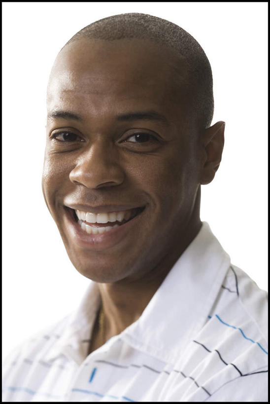 西方人,脸,头,脸颊,秃头,一个人,笑,微笑,露齿笑,竖图,室内,特写,白天,白色背景,正面,欧洲,非洲,黑人,欧洲人,仅一个男性,仅一个人,服装,注视,休闲装,肩膀,仅一个年轻男性,衣服,观察,看,休闲,休闲服,摄影,服饰,影棚,观看,察看,关注,男人,男性,年轻男性,非洲人,头部,光头,无发,脸部,脸蛋,面部,半身,彩图,影棚拍摄,拍摄