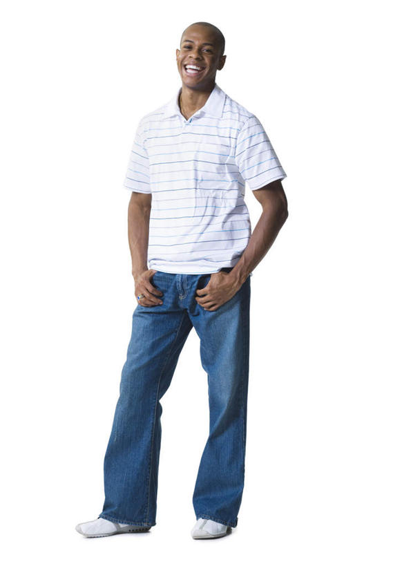 西方人,一个人,站,笑,微笑,露齿笑,竖图,室内,白天,白色背景,正面,欧洲,非洲,黑人,欧洲人,仅一个男性,仅一个人,服装,裤子,注视,牛仔裤,休闲装,仅一个年轻男性,衣服,观察,看,站着,休闲,休闲服,摄影,服饰,影棚,观看,察看,双手插袋,关注,手插袋,双手抄兜,双手放兜,男人,男性,年轻男性,非洲人,插兜,两手抄兜,两手放兜,手插兜,手放口袋,站立,彩图,全身,影棚拍摄,拍摄,手抄兜