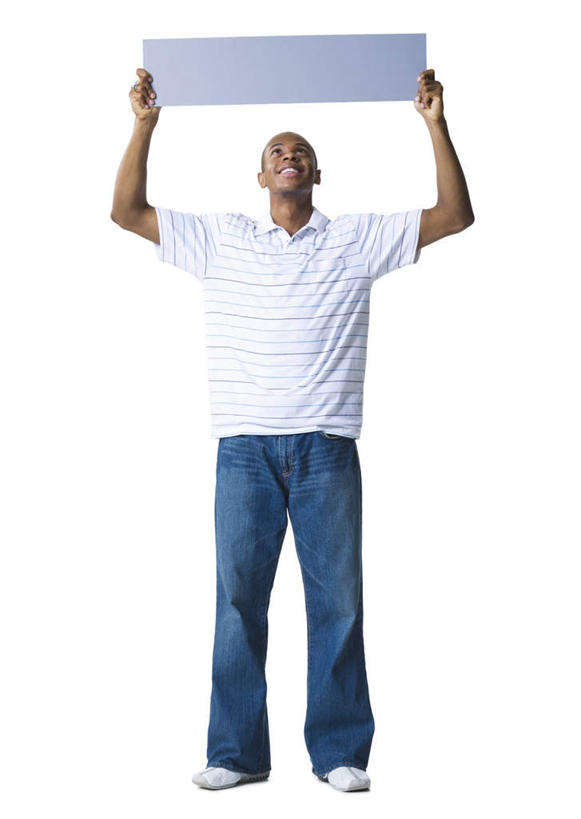 西方人,一个人,站,举,笑,微笑,露齿笑,竖图,室内,白天,白色背景,正面,指示牌,欧洲,非洲,黑人,欧洲人,仅一个男性,仅一个人,握,服装,裤子,拿,拿着,注视,牛仔裤,休闲装,标识,标记,仅一个年轻男性,一个,衣服,灰色,观察,看,托,站着,休闲,休闲服,握着,摄影,服饰,影棚,单个,观看,察看,关注,表记,标帜,男人,男性,年轻男性,非洲人,举起,举手,举着,抬头,向上举,向上伸,向上托,仰头,站立,彩图,全身,影棚拍摄,拍摄