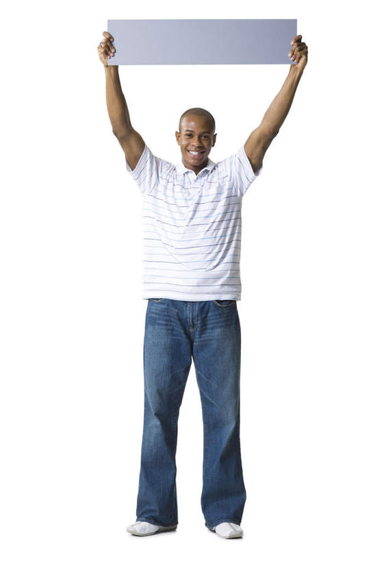 西方人,一个人,站,举,笑,微笑,露齿笑,竖图,室内,白天,白色背景,正面,指示牌,欧洲,非洲,黑人,欧洲人,仅一个男性,仅一个人,握,服装,裤子,拿,拿着,注视,牛仔裤,休闲装,标识,标记,仅一个年轻男性,一个,衣服,灰色,观察,看,托,站着,休闲,休闲服,握着,摄影,服饰,影棚,单个,观看,察看,关注,表记,标帜,男人,男性,年轻男性,非洲人,举起,举手,举着,向上举,向上伸,向上托,站立,彩图,全身,影棚拍摄,拍摄