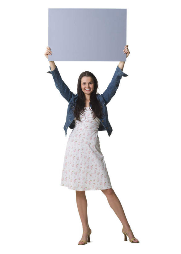 西方人,一个人,站,举,笑,微笑,露齿笑,竖图,室内,白天,白色背景,正面,高跟鞋,裙子,时尚,指示牌,鞋子,欧洲,欧洲人,仅一个年轻女性,仅一个女性,仅一个人,握,连衣裙,服装,拿,拿着,注视,标识,标记,一个,衣服,灰色,观察,看,托,站着,握着,摄影,服饰,影棚,单个,观看,察看,衣着,穿着,关注,时髦,表记,标帜,衣饰,时兴,年轻女性,女人,女性,白种人,举起,举手,举着,向上举,向上伸,向上托,站立,彩图,全身,影棚拍摄,拍摄