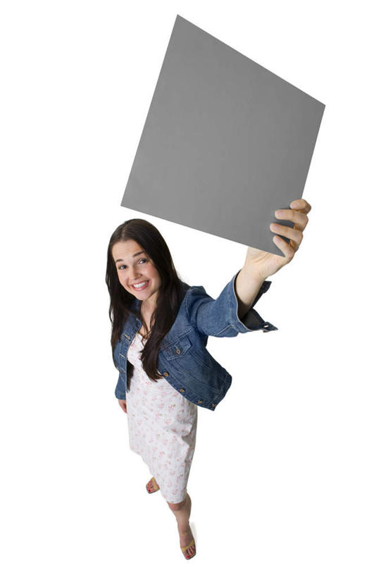 西方人,一个人,站,举,笑,微笑,露齿笑,竖图,俯视,室内,白天,白色背景,高跟鞋,裙子,时尚,指示牌,鞋子,欧洲,欧洲人,仅一个年轻女性,仅一个女性,仅一个人,握,连衣裙,服装,拿,拿着,注视,标识,标记,一个,衣服,灰色,观察,看,托,站着,握着,摄影,服饰,影棚,单个,观看,察看,衣着,穿着,关注,时髦,表记,标帜,衣饰,时兴,年轻女性,女人,女性,白种人,举起,举手,举着,向上举,向上伸,向上托,站立,彩图,高角度拍摄,全身,影棚拍摄,拍摄