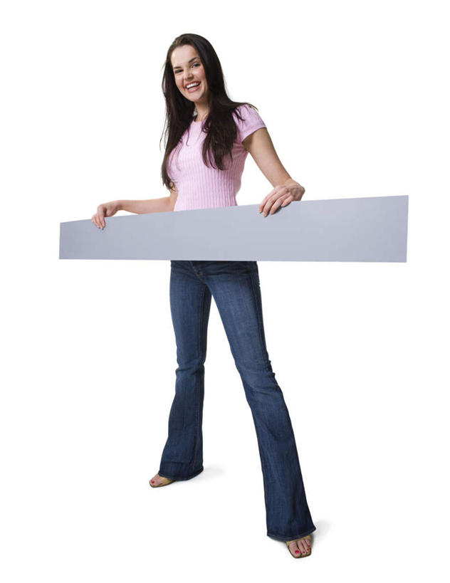 西方人,一个人,站,笑,微笑,露齿笑,竖图,室内,白天,白色背景,正面,指示牌,欧洲,欧洲人,仅一个年轻女性,仅一个女性,仅一个人,握,服装,裤子,拿,拿着,注视,牛仔裤,休闲装,标识,标记,一个,衣服,粉色,灰色,观察,看,站着,休闲,休闲服,握着,摄影,服饰,影棚,单个,观看,察看,关注,表记,标帜,年轻女性,女人,女性,白种人,站立,彩图,全身,影棚拍摄,拍摄