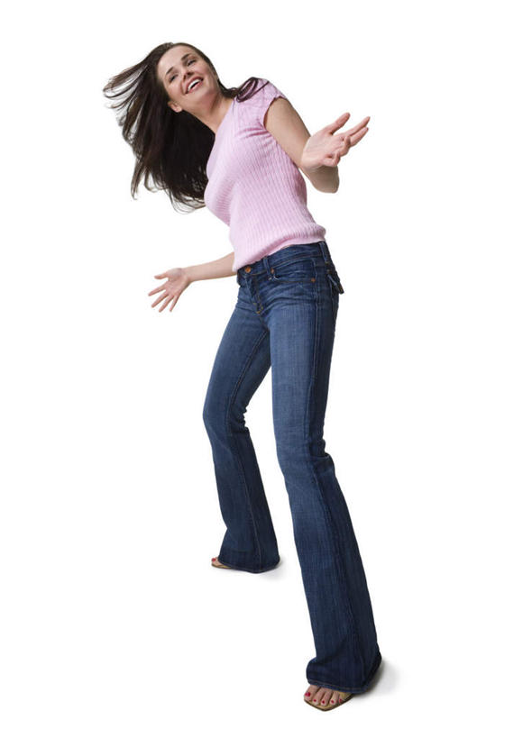 西方人,一个人,站,伸展双臂,笑,微笑,露齿笑,竖图,室内,白天,白色背景,正面,欧洲,欧洲人,仅一个年轻女性,仅一个女性,仅一个人,服装,裤子,注视,牛仔裤,休闲装,衣服,粉色,观察,看,站着,休闲,休闲服,摄影,服饰,影棚,观看,察看,关注,年轻女性,女人,女性,白种人,敞开双臂,伸开双臂,展开双肩,站立,张开手臂,张开双臂,彩图,全身,影棚拍摄,拍摄