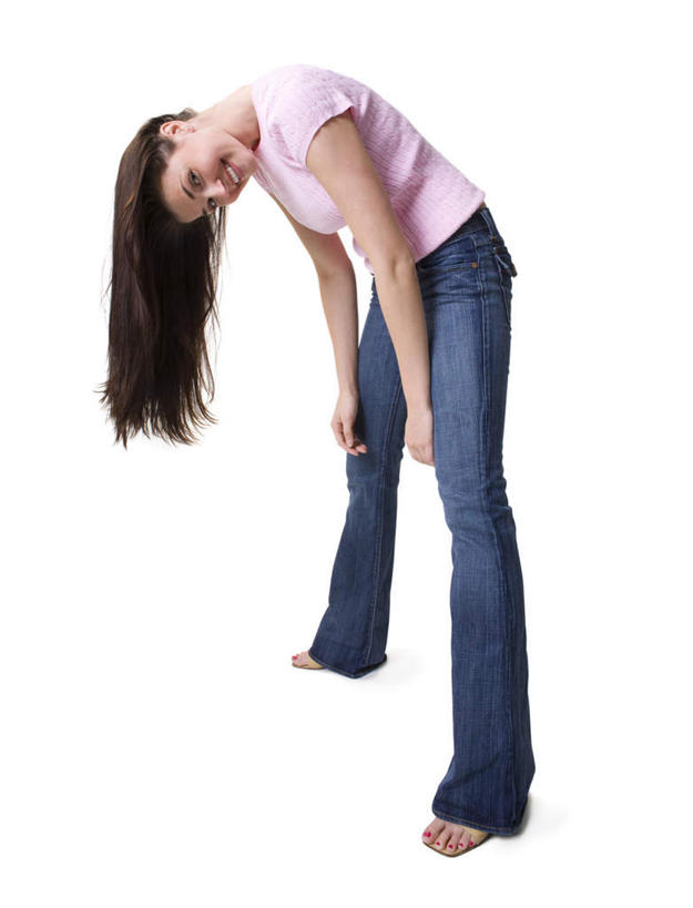 西方人,一个人,站,笑,微笑,露齿笑,竖图,室内,白天,白色背景,正面,欧洲,欧洲人,仅一个年轻女性,仅一个女性,仅一个人,弯腰,服装,裤子,注视,牛仔裤,休闲装,衣服,粉色,观察,看,站着,休闲,休闲服,摄影,服饰,影棚,观看,察看,关注,弯身,年轻女性,女人,女性,白种人,站立,彩图,全身,影棚拍摄,拍摄