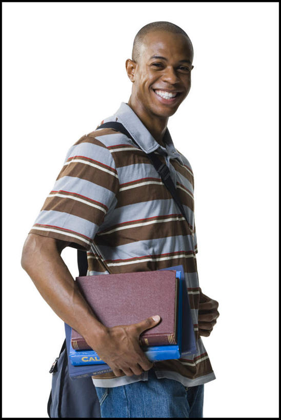 西方人,一个人,站,笑,微笑,露齿笑,竖图,室内,白天,白色背景,侧面,书籍,欧洲,非洲,黑人,欧洲人,仅一个男性,仅一个人,握,服装,裤子,包,书包,拿,拿着,扭头,注视,牛仔裤,休闲装,仅一个年轻男性,衣服,背包,观察,看,站着,转头,休闲,休闲服,握着,摄影,服饰,影棚,观看,单肩包,察看,关注,男人,男性,年轻男性,非洲人,书,图书,站立,半身,彩图,影棚拍摄,拍摄