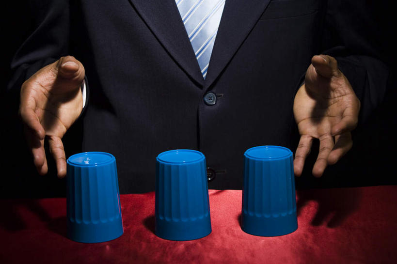 西方人,手,一个人,魔术师,横图,室内,特写,白天,正面,衬衫,西装,游戏,赌博,贪欲,竞争,桌子,杯子,欧洲,欧洲人,双手,仅一个男性,仅一个人,仅一个中年男性,一排,阴影,套装,正装,整齐,反射,影子,陶瓷,领带,陶瓷制品,玩,职业装,娱乐,刺激,排列,三个,红色,蓝色,休闲,手部,赌场,活动,魔术,变戏法,队列,发泄,消遣,智力,博彩,投机,侥幸,欲望,宣泄,男人,男性,中年男性,白种人,魔术大师,玩耍,嬉戏,半身,彩图,衬衣,胜负,输赢,娱乐场