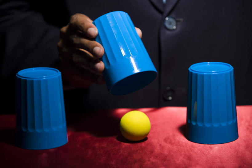 西方人,手,一个人,魔术师,横图,室内,特写,白天,正面,衬衫,西装,游戏,赌博,贪欲,竞争,桌子,杯子,欧洲,欧洲人,仅一个男性,仅一个人,仅一个中年男性,一排,握,阴影,套装,正装,整齐,反射,影子,陶瓷,领带,陶瓷制品,拿,玩,拿着,职业装,娱乐,刺激,球,排列,三个,一个,黄色,红色,蓝色,休闲,手部,握着,赌场,单个,活动,单手,魔术,变戏法,队列,发泄,消遣,智力,博彩,投机,侥幸,欲望,宣泄,男人,男性,中年男性,白种人,魔术大师,玩耍,嬉戏,半身,彩图,衬衣,胜负,输赢,娱乐场