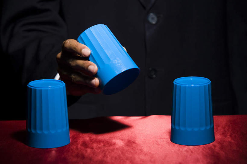 西方人,手,一个人,魔术师,横图,室内,特写,白天,正面,衬衫,西装,游戏,赌博,贪欲,竞争,桌子,杯子,欧洲,欧洲人,仅一个男性,仅一个人,仅一个中年男性,一排,握,阴影,套装,正装,整齐,反射,影子,陶瓷,领带,陶瓷制品,拿,玩,拿着,职业装,娱乐,刺激,排列,三个,红色,蓝色,休闲,手部,握着,赌场,活动,单手,魔术,变戏法,队列,发泄,消遣,智力,博彩,投机,侥幸,欲望,宣泄,男人,男性,中年男性,白种人,魔术大师,玩耍,嬉戏,半身,彩图,衬衣,胜负,输赢,娱乐场