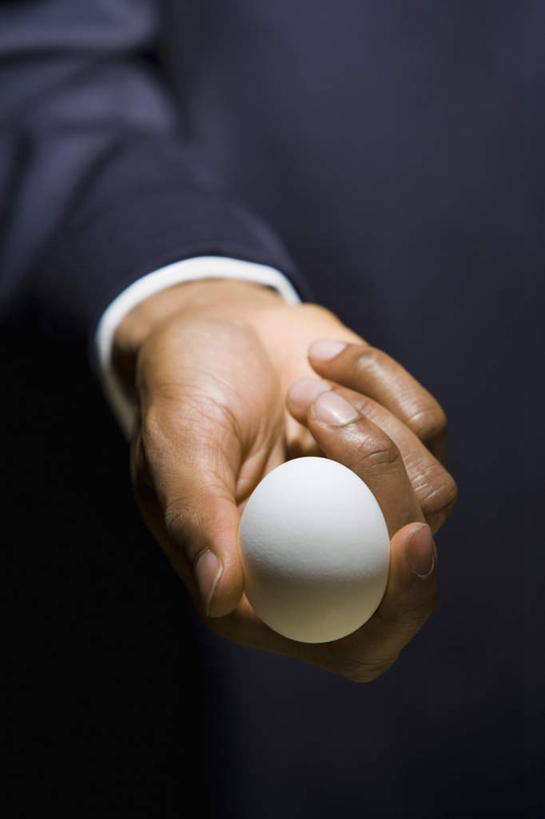 西方人,手,一个人,商务人士,商务男性,竖图,俯视,室内,特写,白天,衬衫,欧洲,非洲,黑人,欧洲人,仅一个男性,仅一个人,握,黑色背景,套装,蛋,鸡蛋,拿,拿着,仅一个年轻男性,一个,白色,手部,握着,摄影,影棚,单个,单手,商务装,工薪阶层,卵,男人,男性,年轻男性,非洲人,白领,上班族,半身,彩图,高角度拍摄,影棚拍摄,衬衣,拍摄